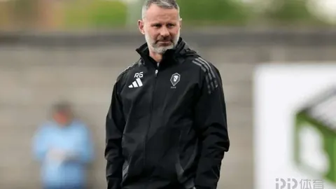 奥斯卡33岁回归巴甲圣保罗队官方确认